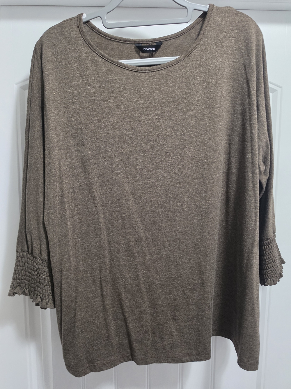 Donetoo Women's Taupe Short Sleeve Top with Smocked Cuffs